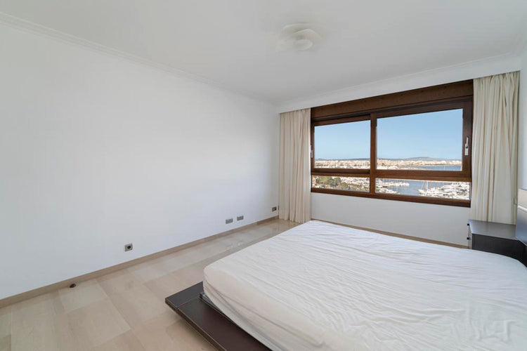 Spacious 4-bedroom apartment with spectacular views, Palma marina.