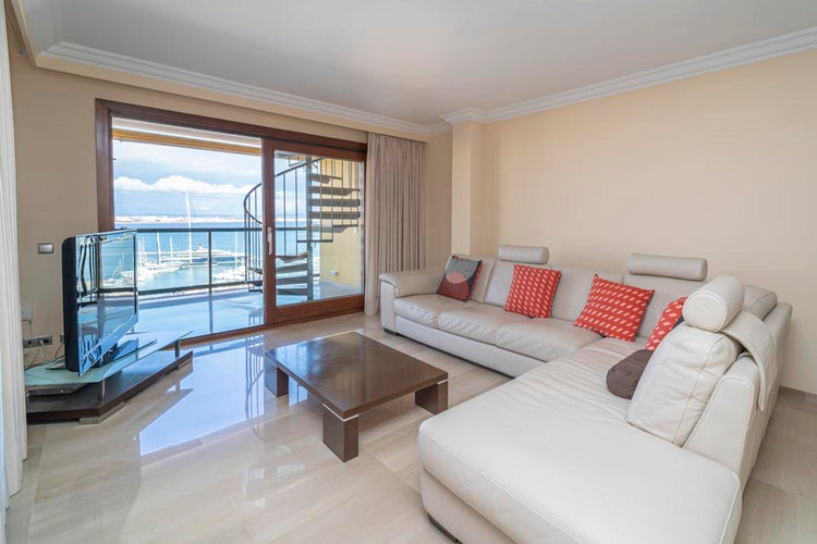 Spacious 4-bedroom apartment with spectacular views, Palma marina.