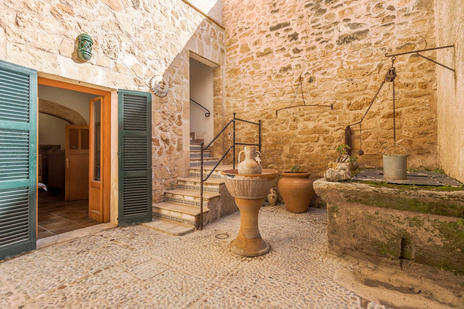 Impressive dwelling full of history in old Alcudia