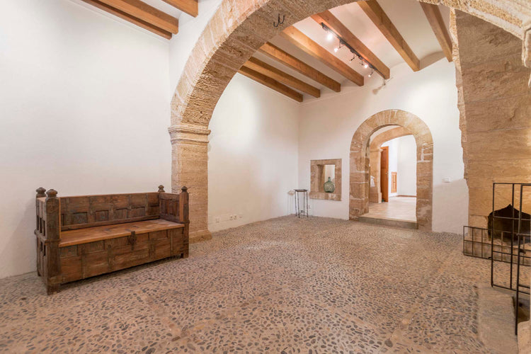 Impressive dwelling full of history in old Alcudia