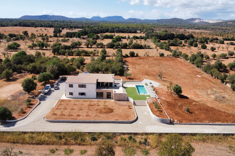 Contemporary 5-bedroom villa on a large plot near Campos