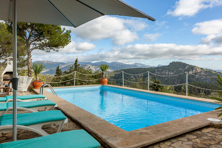 Lovely 4-bedroom villa in a stunning hillside position near Esporles