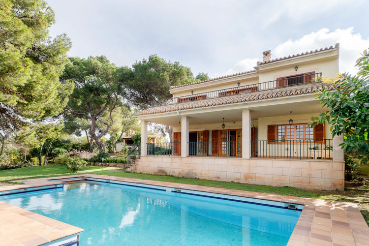 Renovation opportunity: substantial house in an enviable position near Palma