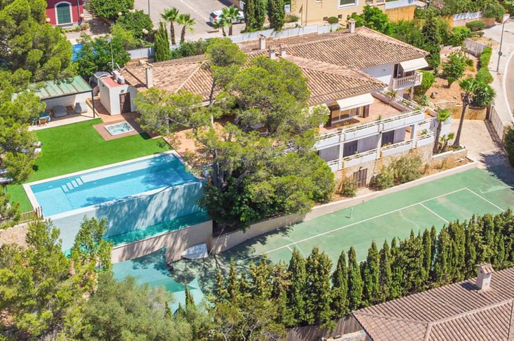 An impressive property overlooking golf courses in Son Vida